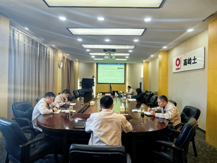 高岭土公司党委中心组开展年内第六次集体学习研讨会